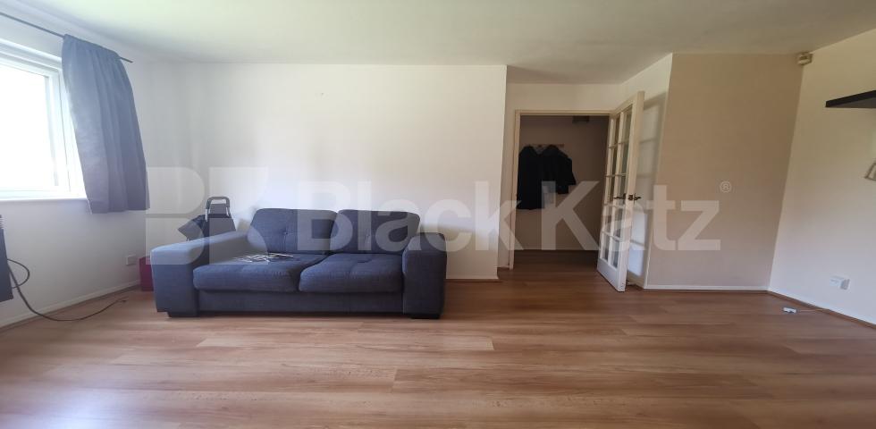 			UNDER OFFER , Studio Apartment, 1 bath, 1 reception Ground Floor Flat			 Bridge Meadows, Bermondsey